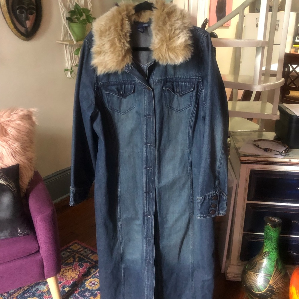 Trench blue denim jacket with a Faux Fur Collar!